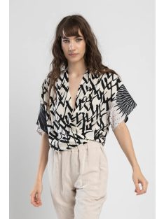 ARTISTA  Rythm Overlapped Blouse