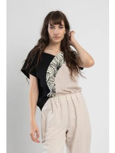 ARTISTA  Blend V-neck Top